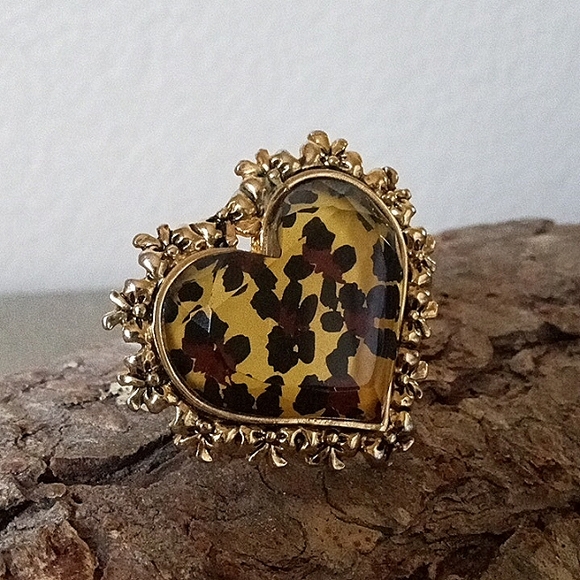 Vintage BETSEY JOHNSON Leaping Leopards Faceted Lucite Heart Ring. Size 7 - Picture 9 of 10